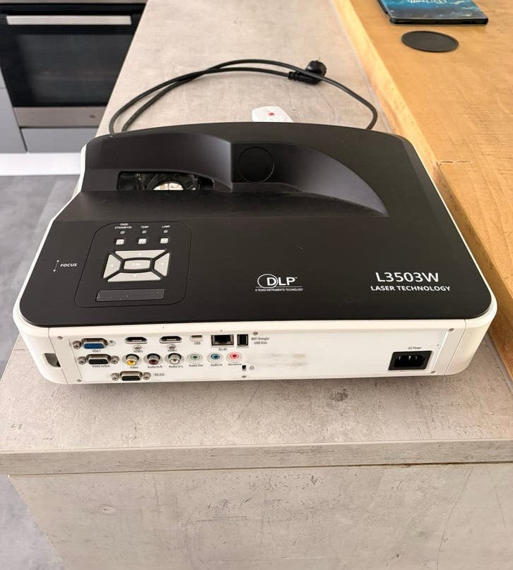 DLP L3503W Short Throw Laser Beamer incl beamerscherm, Audio, Tv en Foto, Beamers, Ophalen, Zo goed als nieuw