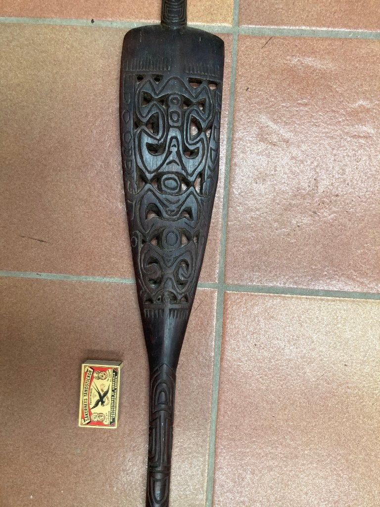 Antiek Indonesische Papoea lange hardhout ceremonieel speer, Antiek en Kunst, 237 cm, Bruin, Handgemaakt, Papoea-Nieuw-Guinea