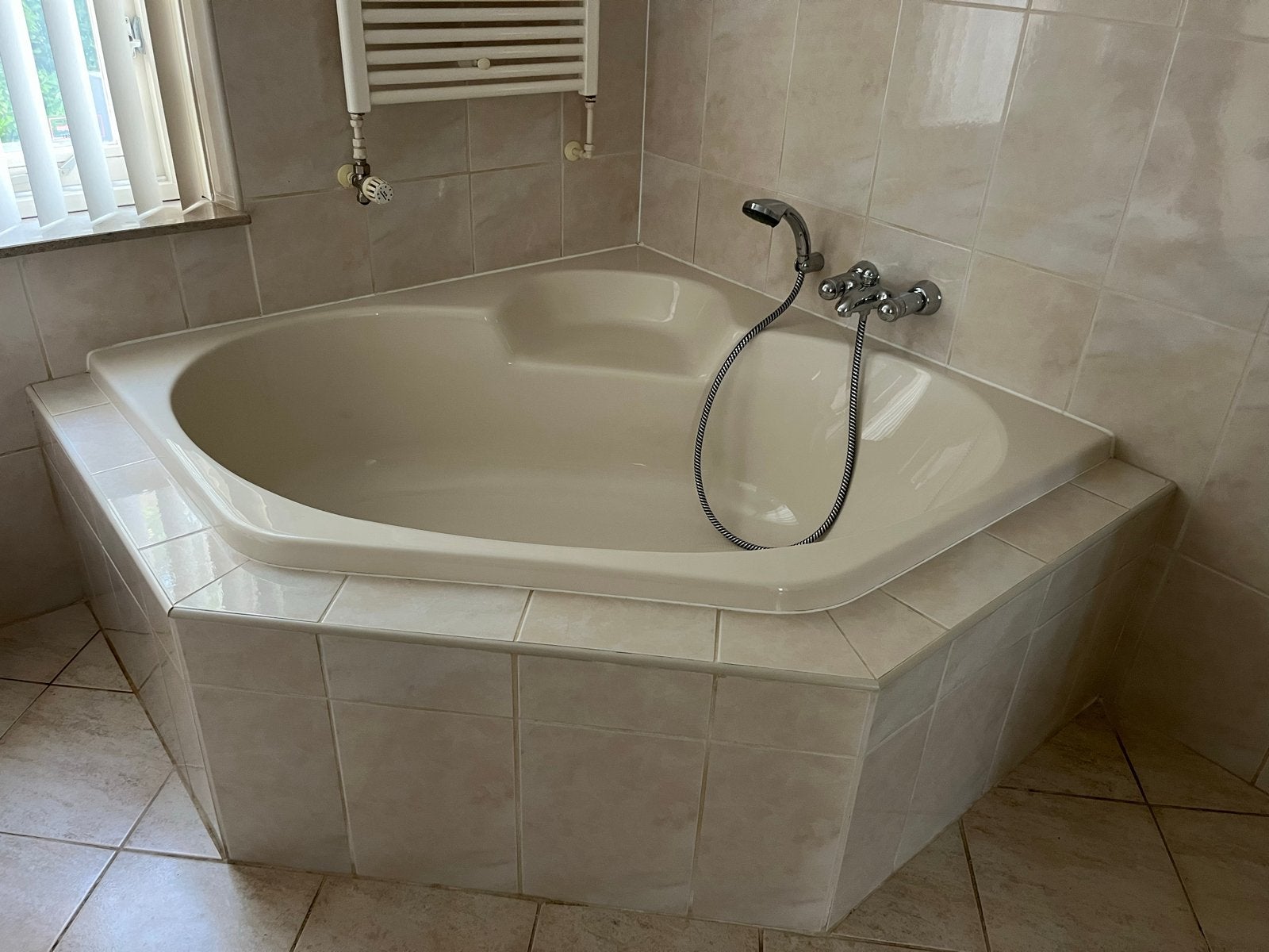 Hoekbad met Grohe kraan en handdouche, Ophalen, Gebruikt, Chroom, Bad