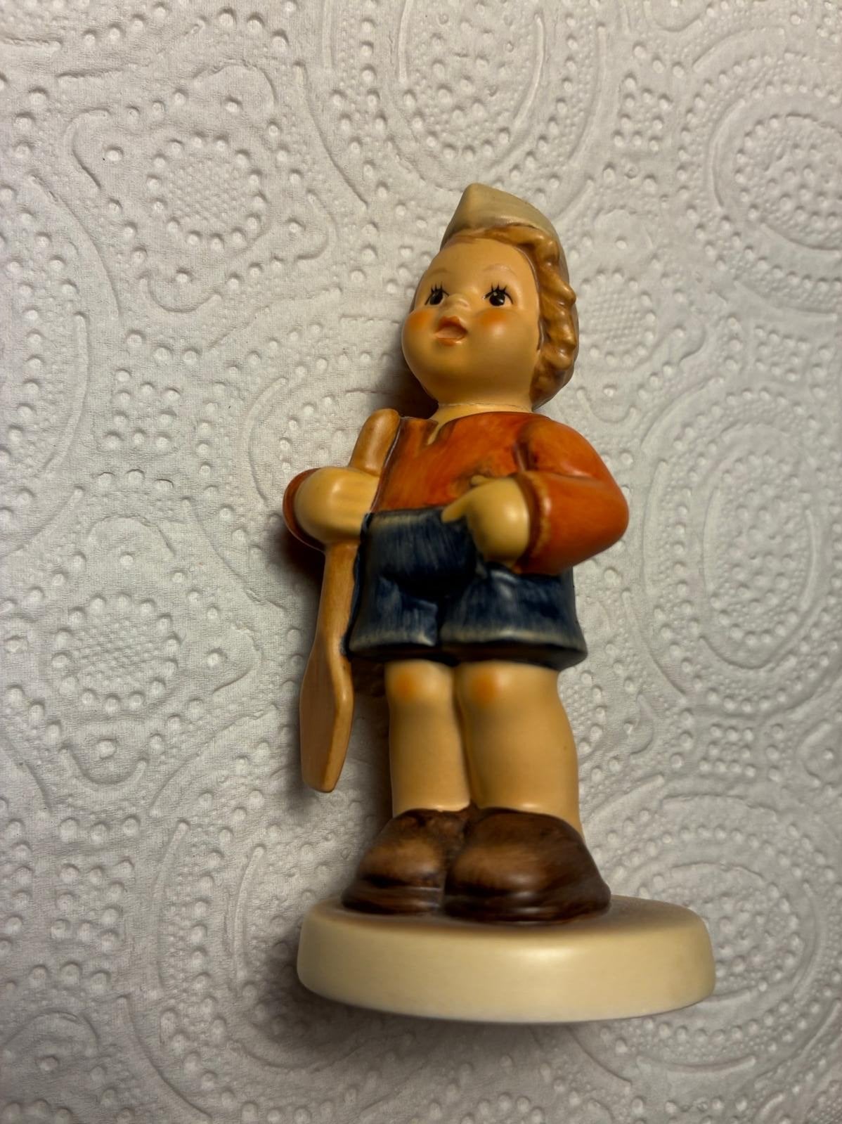 Hummel beeldje jongen met schep - M.I. Hummel Club 2002/2003, Ophalen of Verzenden, Gebruikt, Hummel