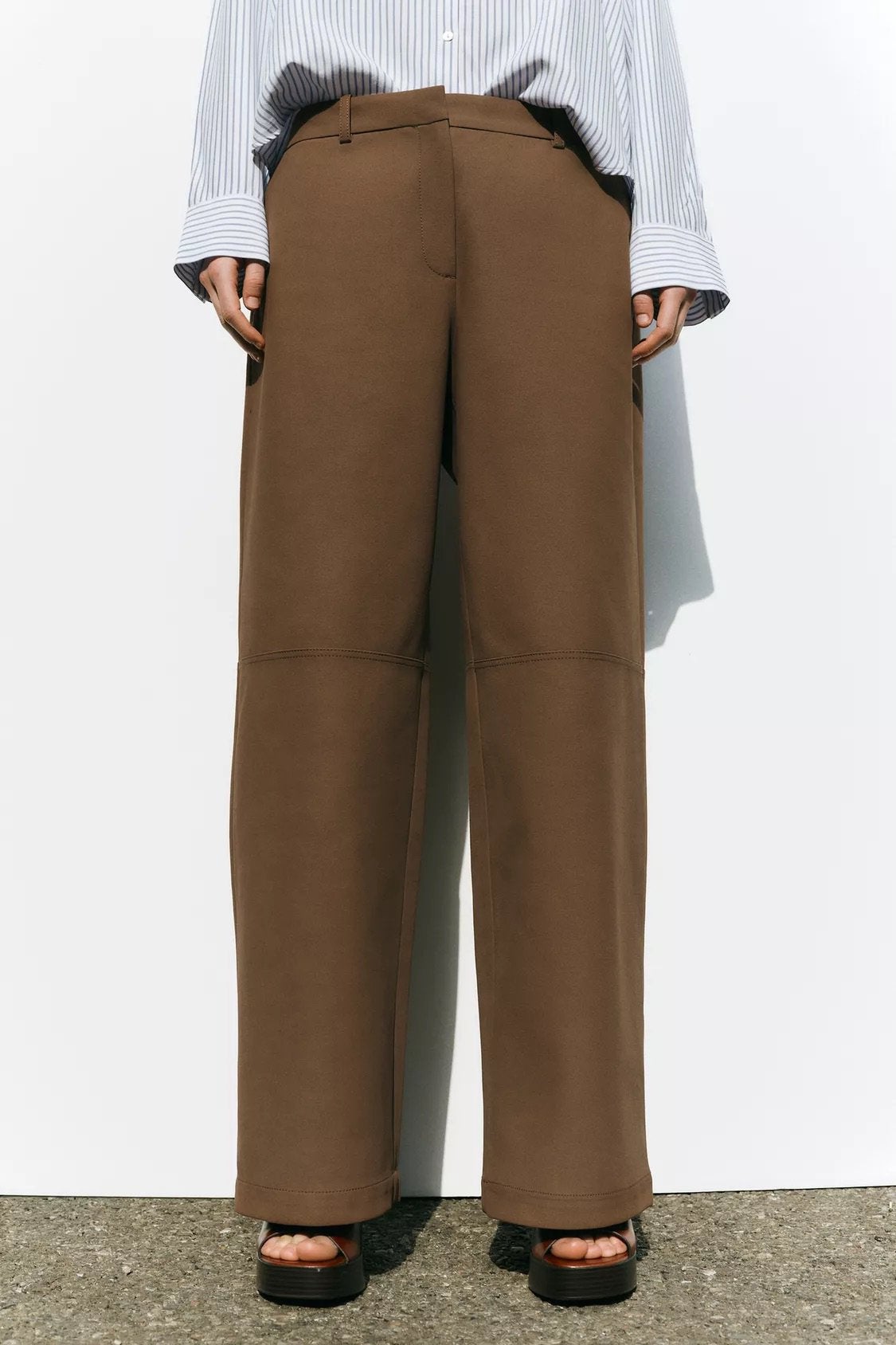 Dames Zara rechte broek in suede look bruin maat XS pantalon, Bruin, Ophalen of Verzenden, Zo goed als nieuw, Maat 34 (XS) of kleiner