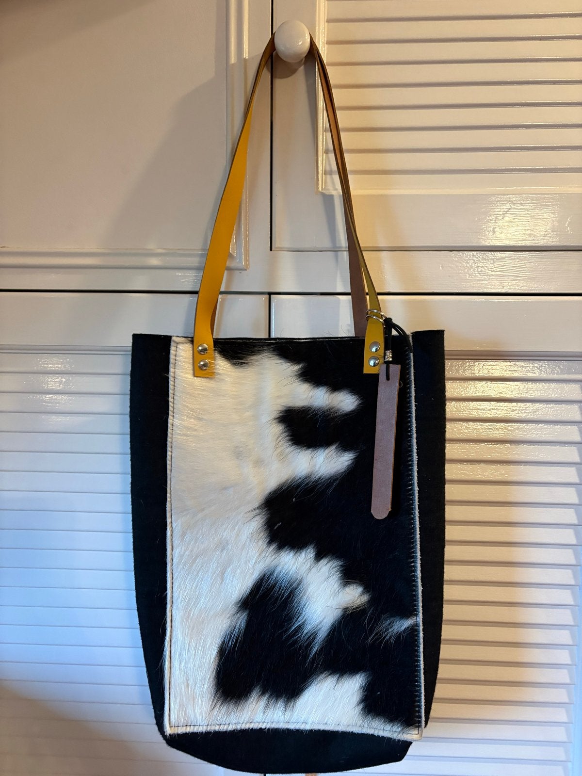 Stijlvolle shopper met koeienhuid print en leren details, Ophalen of Verzenden, Gebruikt, Zwart, Shopper