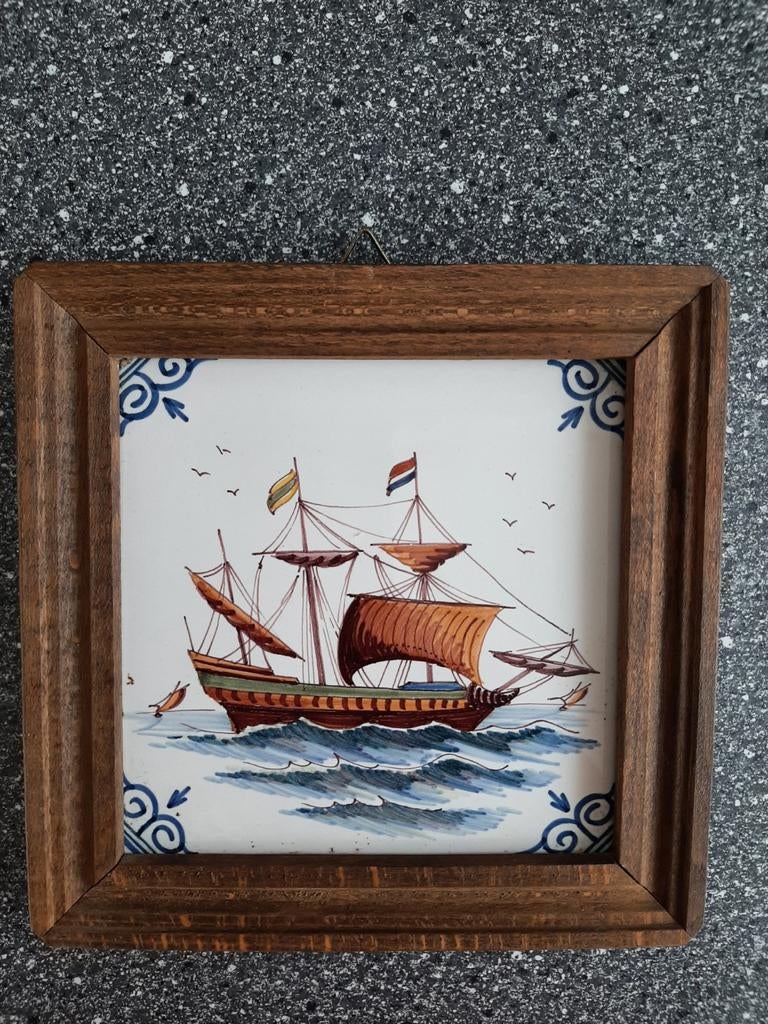 Handgeschilderde Makkum tegel met VOC schip in lijst, Antiek en Kunst, Antiek | Wandborden en Tegels, Ophalen of Verzenden