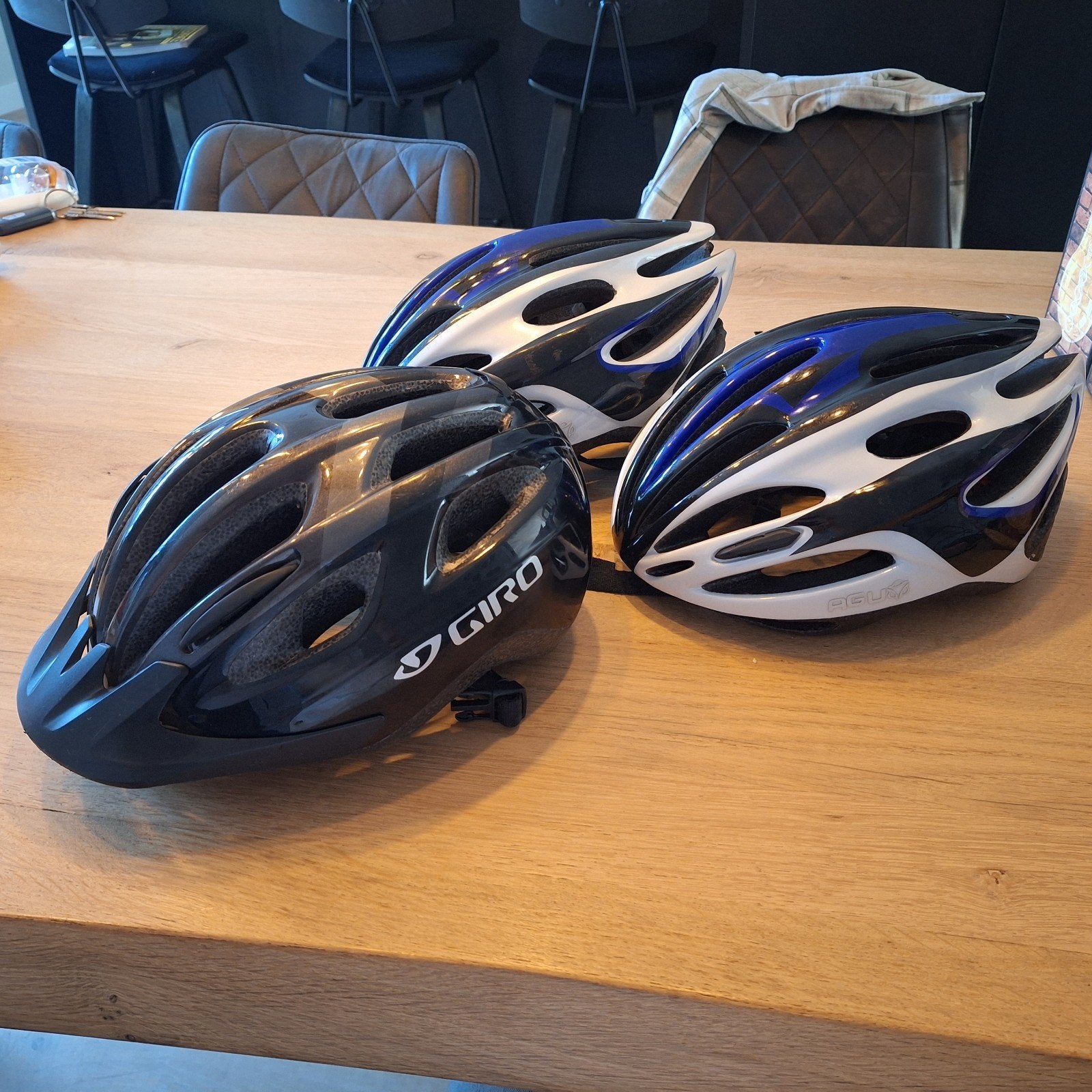 2 x Agu en 1 x Giro fietshelmen - Zwart en blauw/wit, Fietsen en Brommers, Ophalen of Verzenden, Gebruikt, AGU