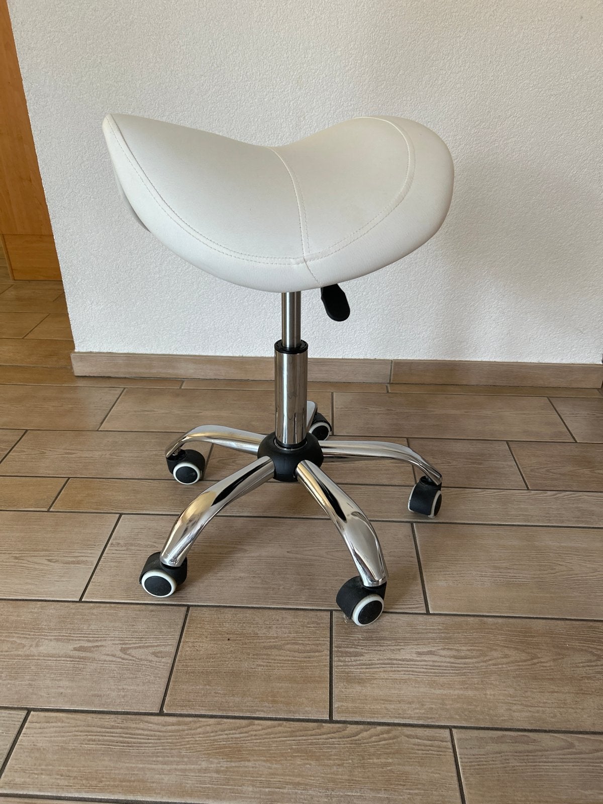 Witte ergonomische zadelkruk op wielen, Huis en Inrichting, Ophalen, Kunststof, Wit, Nieuw