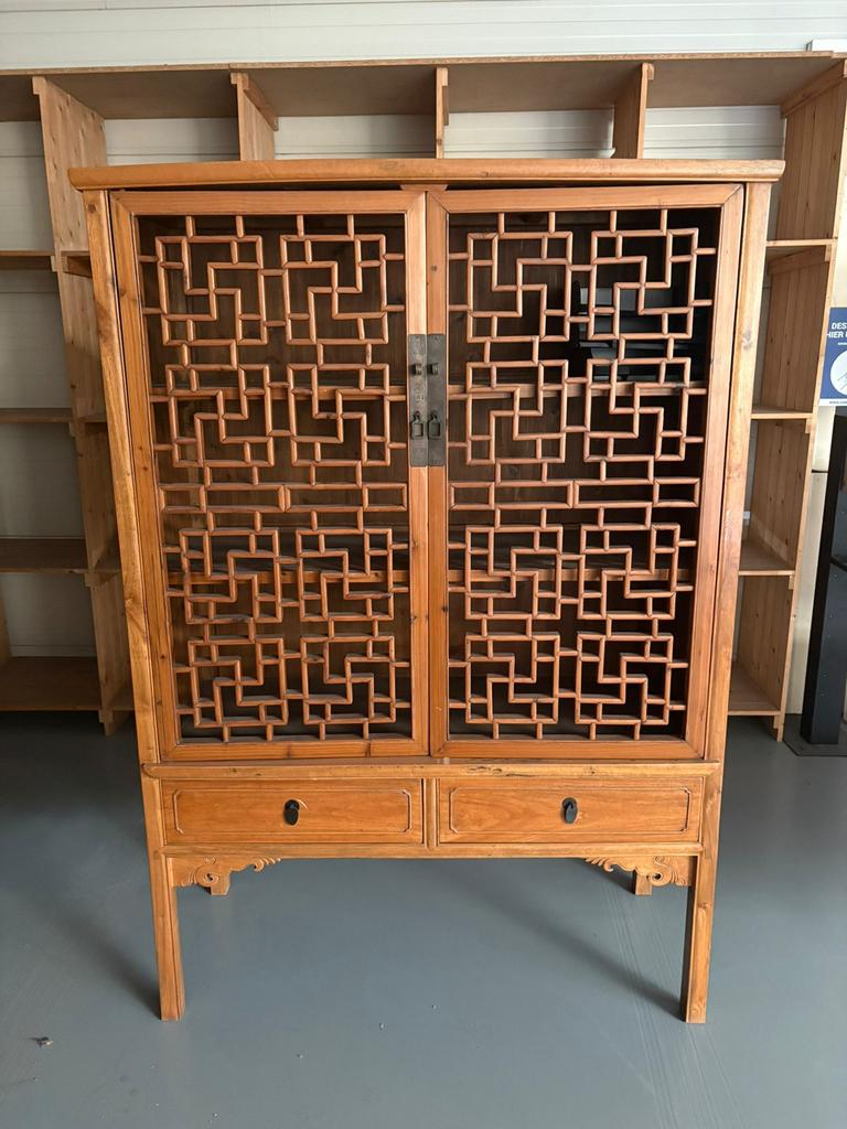 vitrinekast met sierdeuren | houten kast | eyecatcher, Ophalen of Verzenden, Zo goed als nieuw