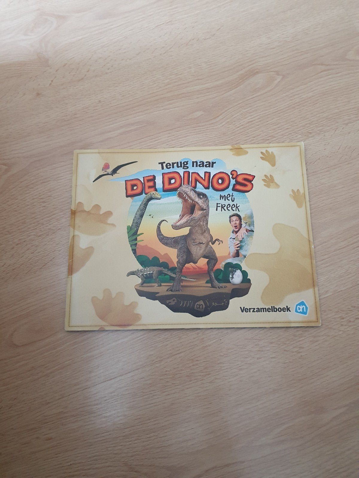 plaatjesalbum terug naar de dino's met Freek, Ophalen of Verzenden, Gelezen