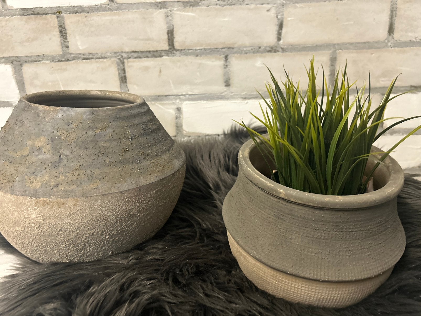 2 landelijke bloempotten mooie taupe grijzige kleuren, Rond, Ophalen of Verzenden, Zo goed als nieuw, Aardewerk