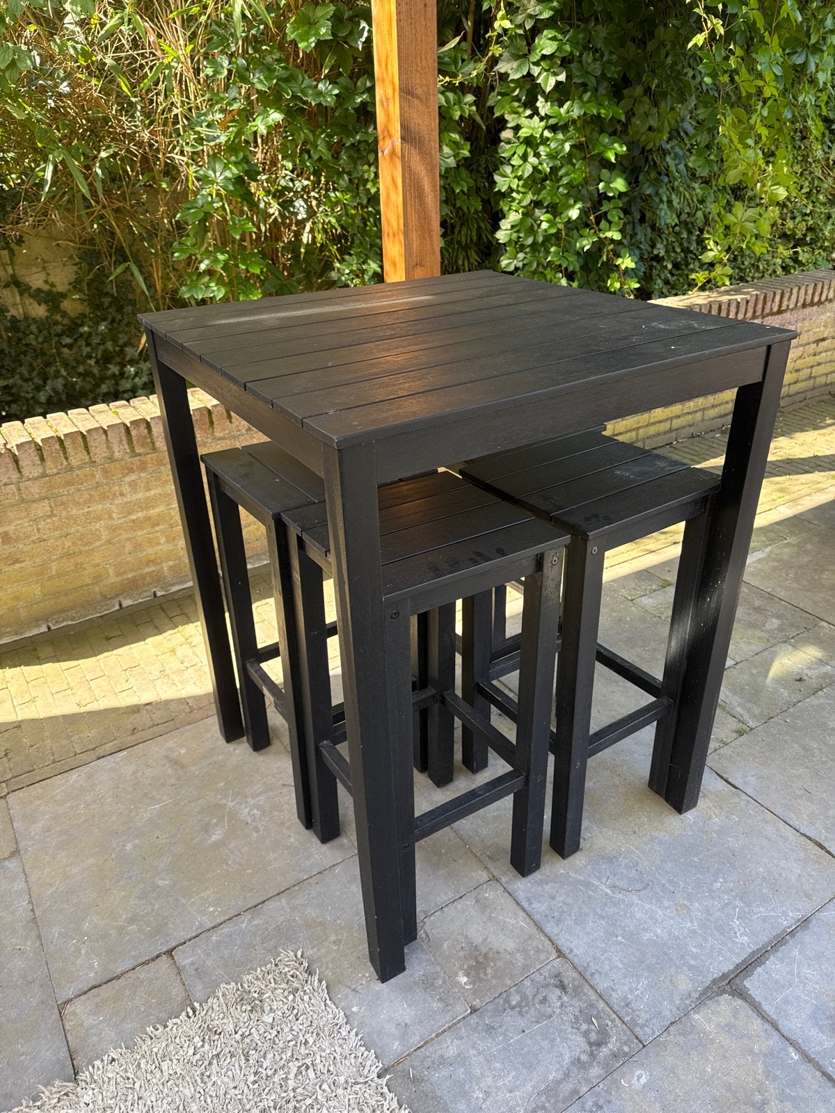 Zwarte houten bartafel met vier krukken (FSC-gecertificeerd), Tuin en Terras, Ophalen, Gebruikt, Vierkant, Hout