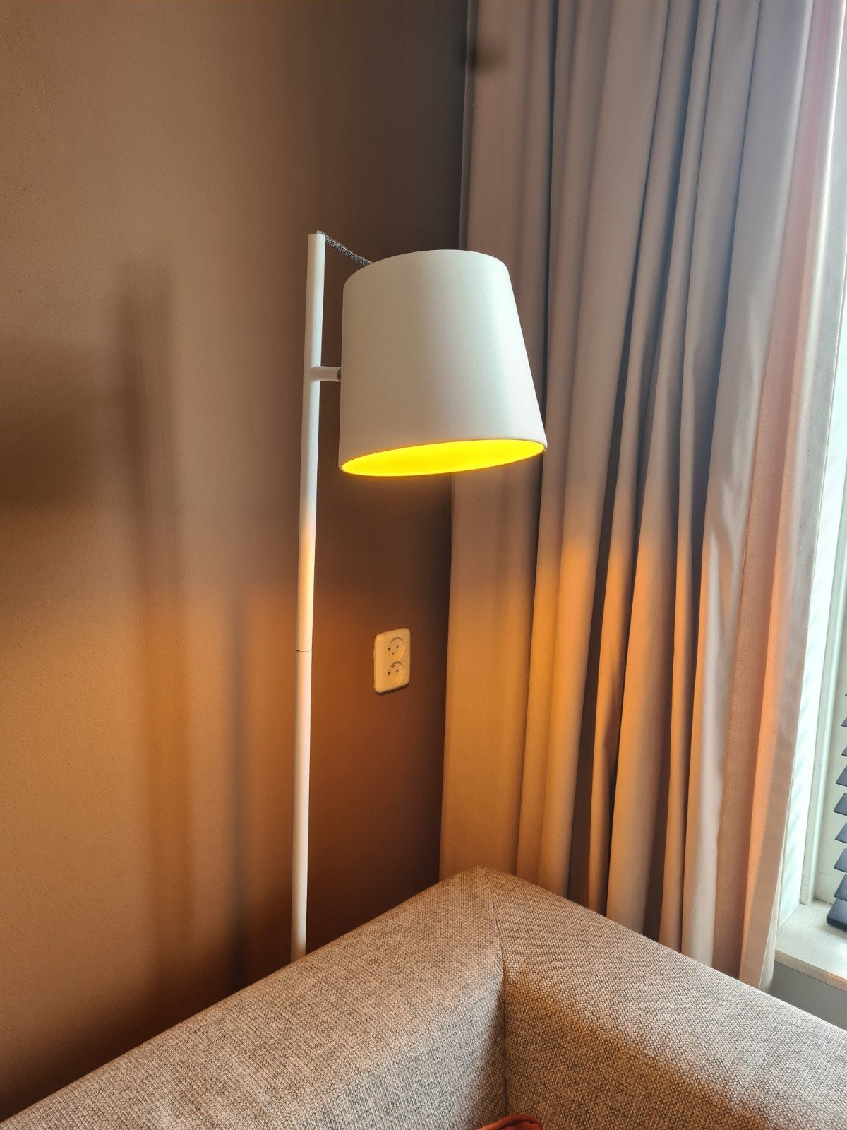 Moderne witte vloerlamp, Ophalen, E27 (groot), Zo goed als nieuw, Metaal