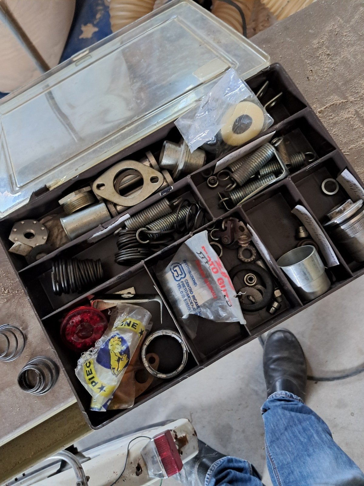 Te koop sorteerbak vol met brommer motor onderdelen, Ophalen of Verzenden, Gebruikt, Overige typen, Overige merken