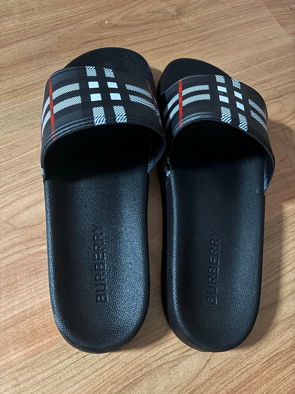 Burberry slippers maat 43 - Zwart met ruitpatroon, Ophalen, Zo goed als nieuw, Zwart, Slippers