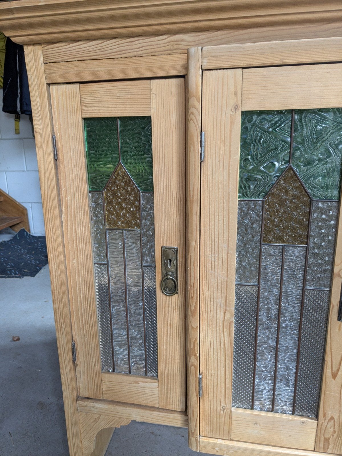 grenen kast met glas in lood, Ophalen