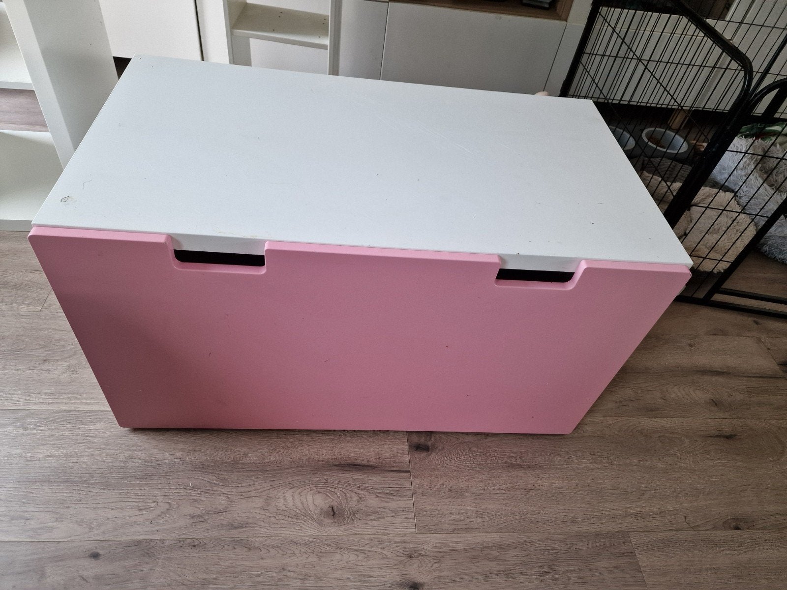 ikea stuva bureau met roze/witte speelgoedbak, Ophalen, Gebruikt, 50 tot 100 cm, 5 – 50