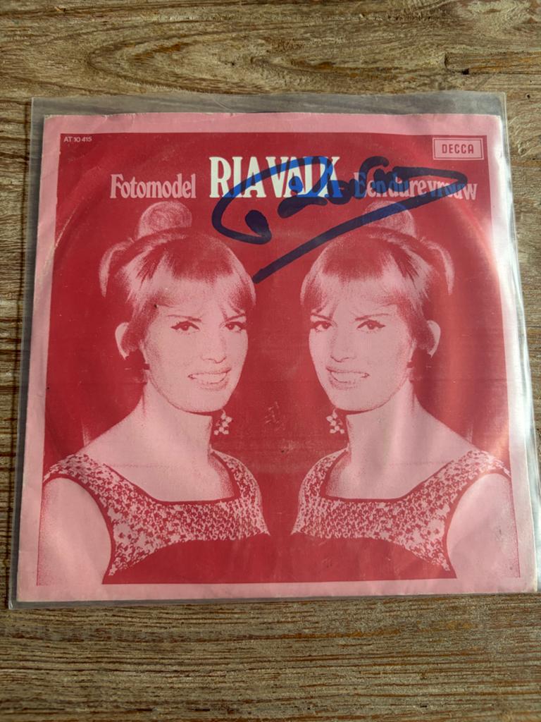 Ria Valk - Een Dure Vrouw / Fotomodel (Gesigneerd), Gebruikt, 7 inch, Levenslied of Smartlap, 1960 - 1969