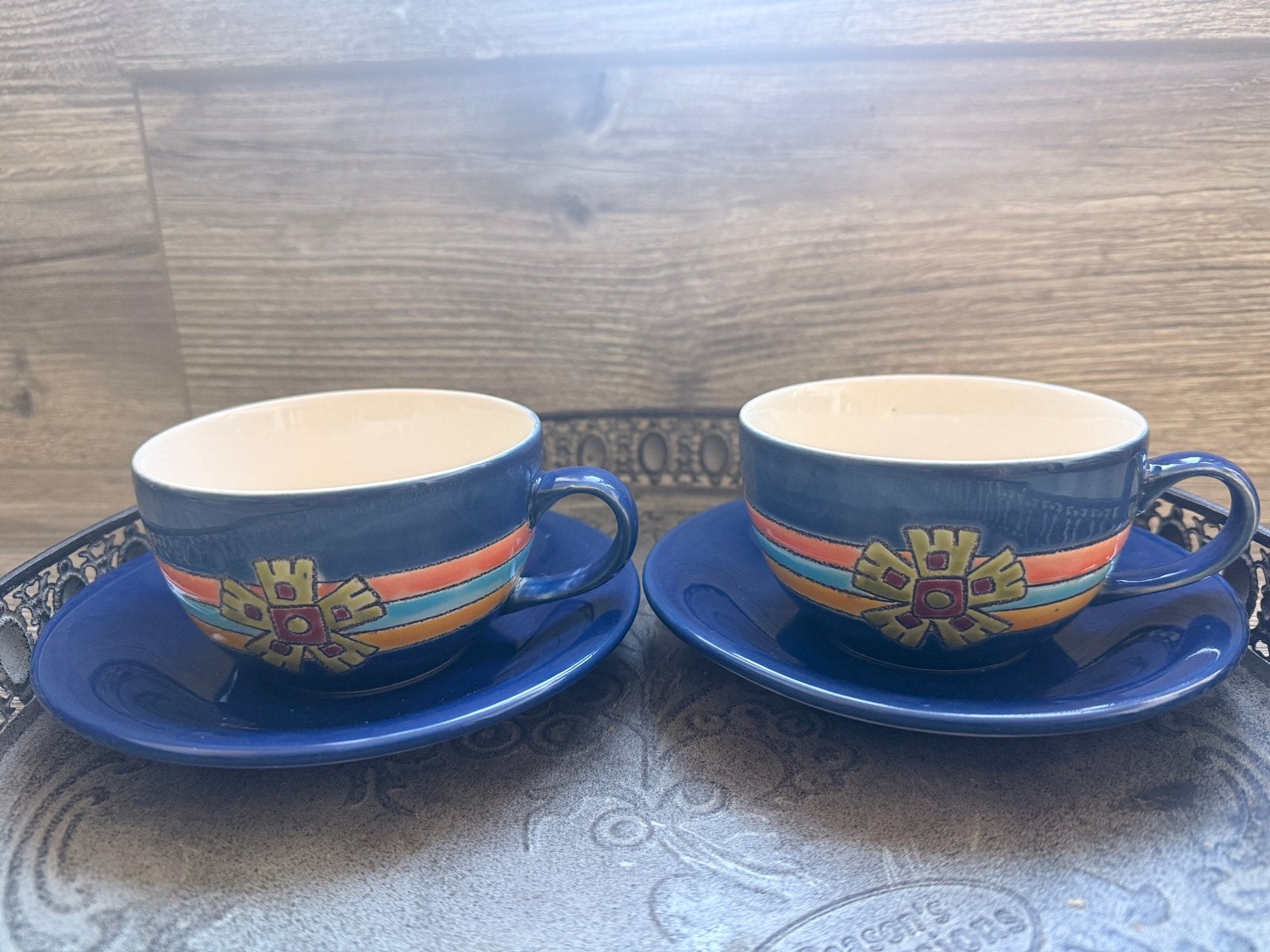Set van 2 Artesa kop en schotel, handgemaakt uit Ecuador, Overige merken, Keramiek, Ophalen of Verzenden, Zo goed als nieuw
