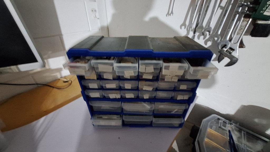 Een kast met verschillende elektronica onderdelen. ., Ophalen of Verzenden, Nieuw