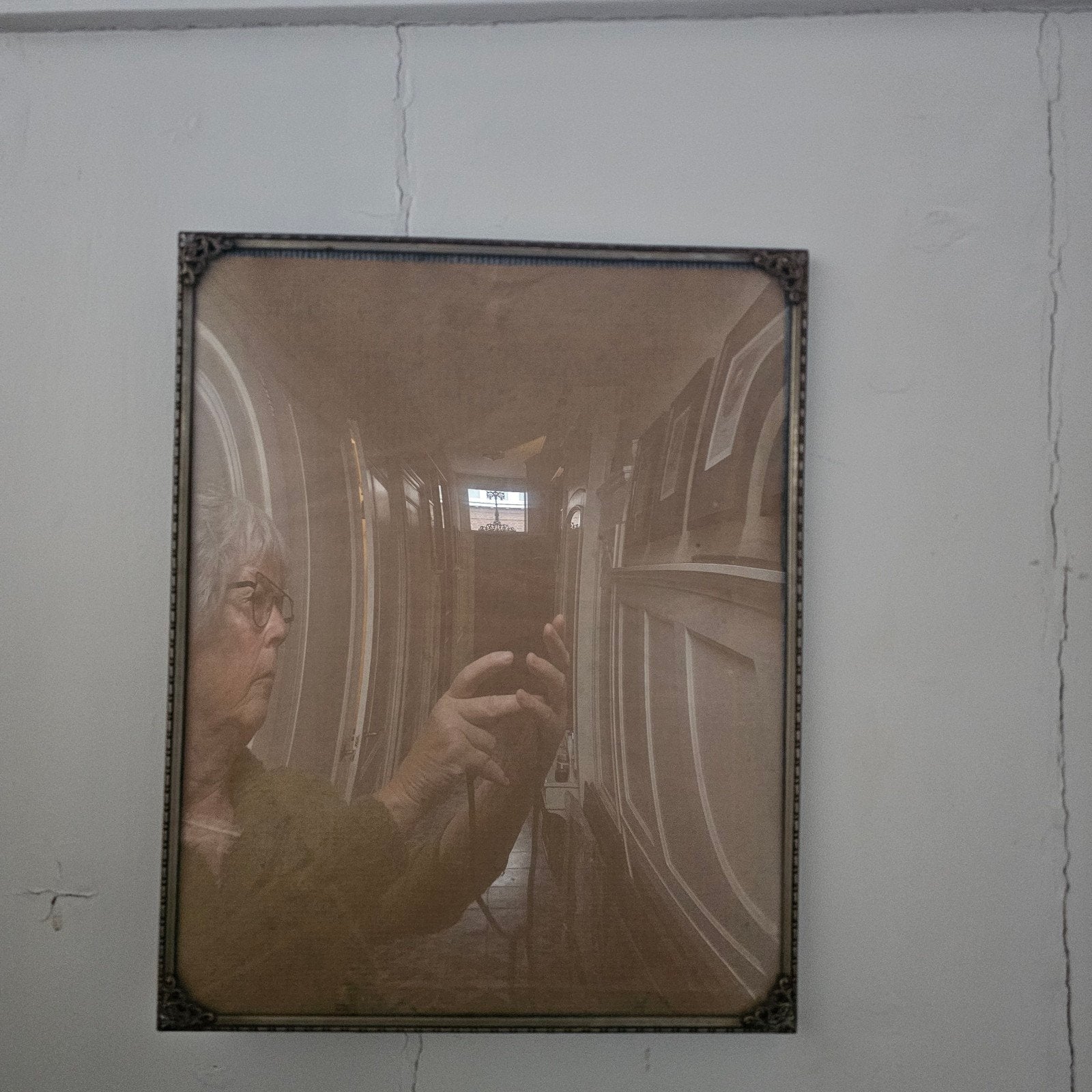 Zilverkleurig fotolijstje met bol glas, Gebruikt, Ophalen of Verzenden, Fotolijst, Metaal