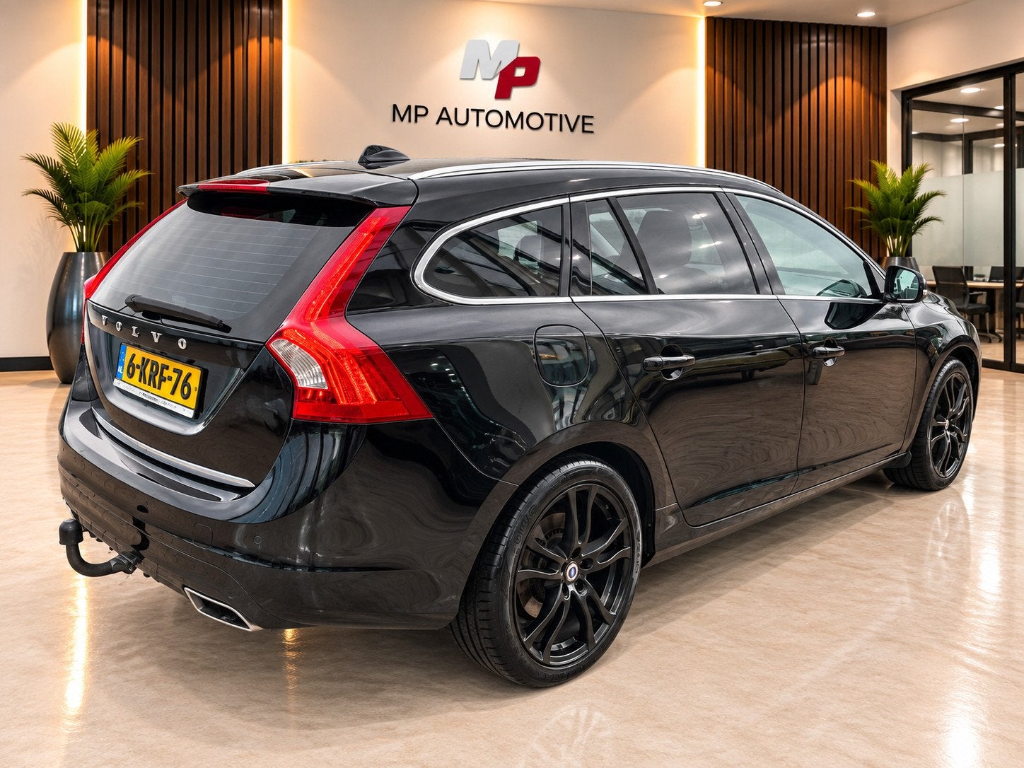 Volvo V60 2.4 D6 AWD Plug-In Hybrid Summum|Pano|Trekhaak|Mem, Auto's, Automaat, Automatische klimaatregeling, Zwart, 11 kWh