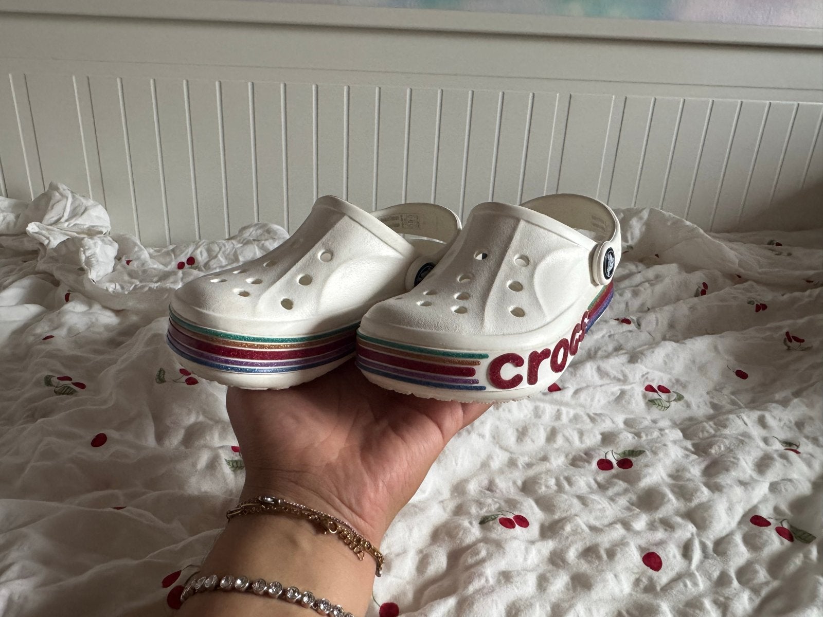 Witte Crocs met regenboogzool - Maat C10 (maat 26-27), Ophalen of Verzenden, Zo goed als nieuw, Jongen of Meisje, Overige typen