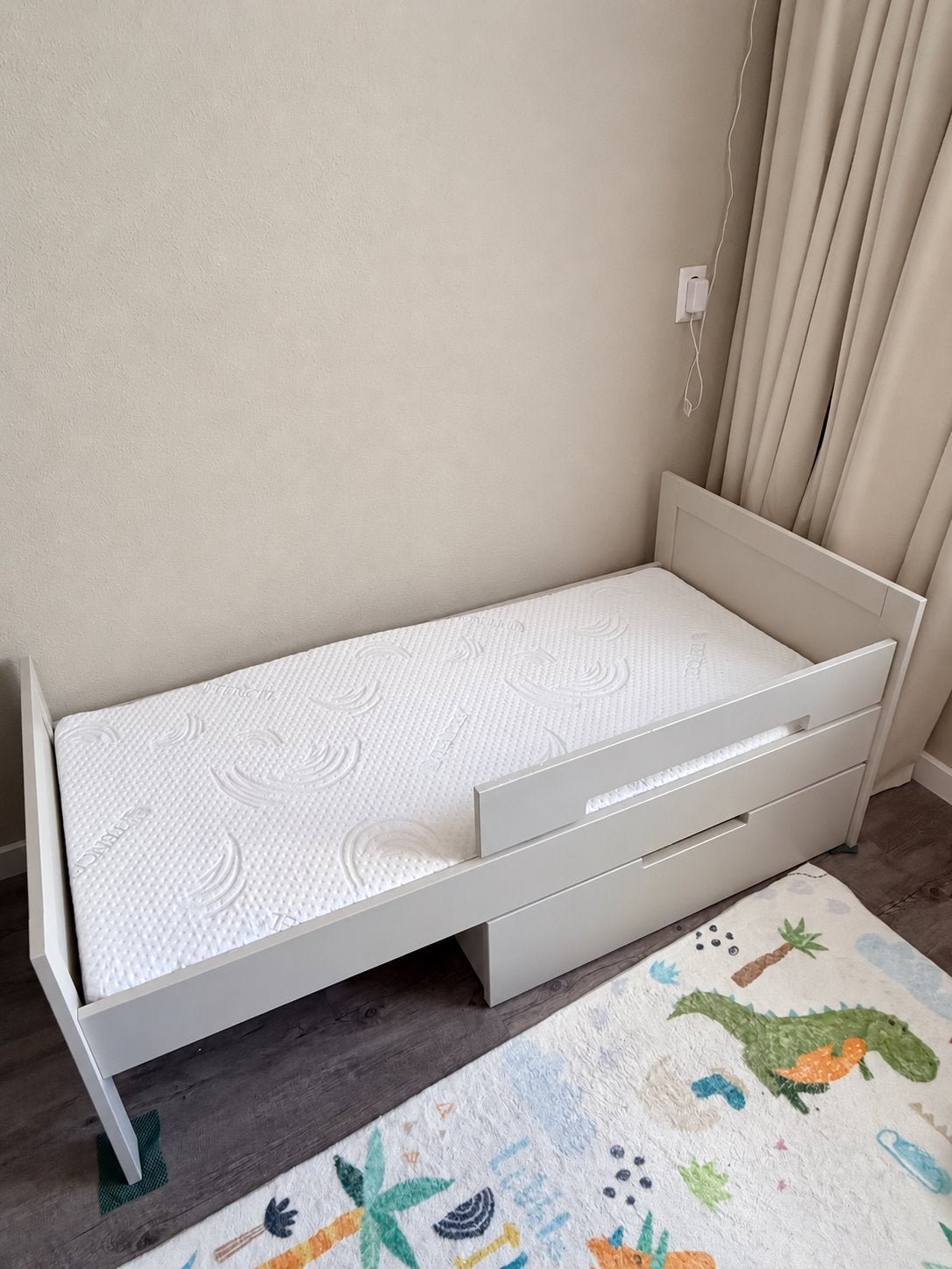 Felix II bedje van Babypark met matras, lade en bedhekje, Ophalen, Gebruikt, 70 tot 85 cm, Lattenbodem