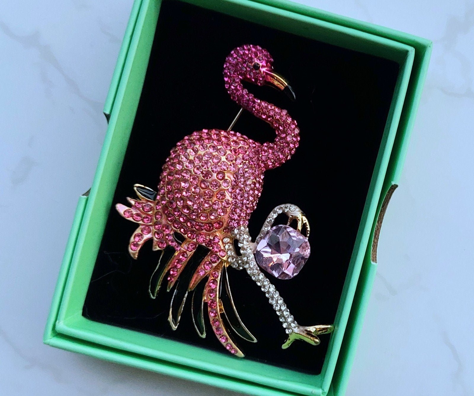 Flamingo broche met roze Swarovski kristal, Sieraden, Tassen en Uiterlijk, Broches, Ophalen of Verzenden, Nieuw, Roze, Overige materialen