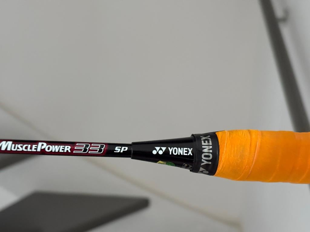 Yonex Muscle Power 33 - Aerobite bespanning, lakschade, Sport en Fitness, Badminton, Ophalen, Gebruikt, Racket(s)