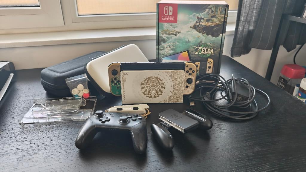 Nintendo Switch OLED (Legend of Zelda) + Pro Controller, Ophalen of Verzenden, Zo goed als nieuw, Met 3 controllers of meer, Switch OLED