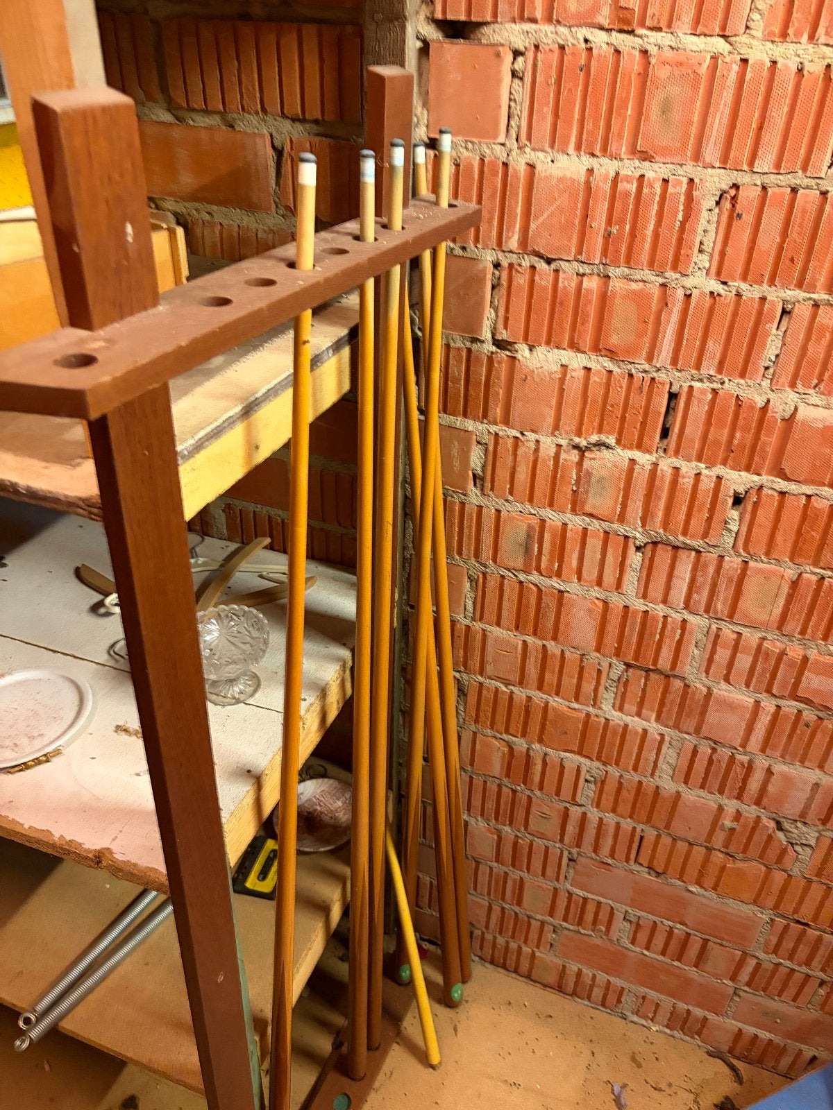 Houten keurek met diverse biljartkeus, Sport en Fitness, Ophalen, Gebruikt, Keu of Ballen