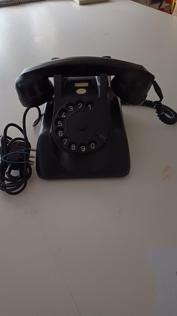 Klassieke bakelieten PTT draaischijftelefoon, Ophalen