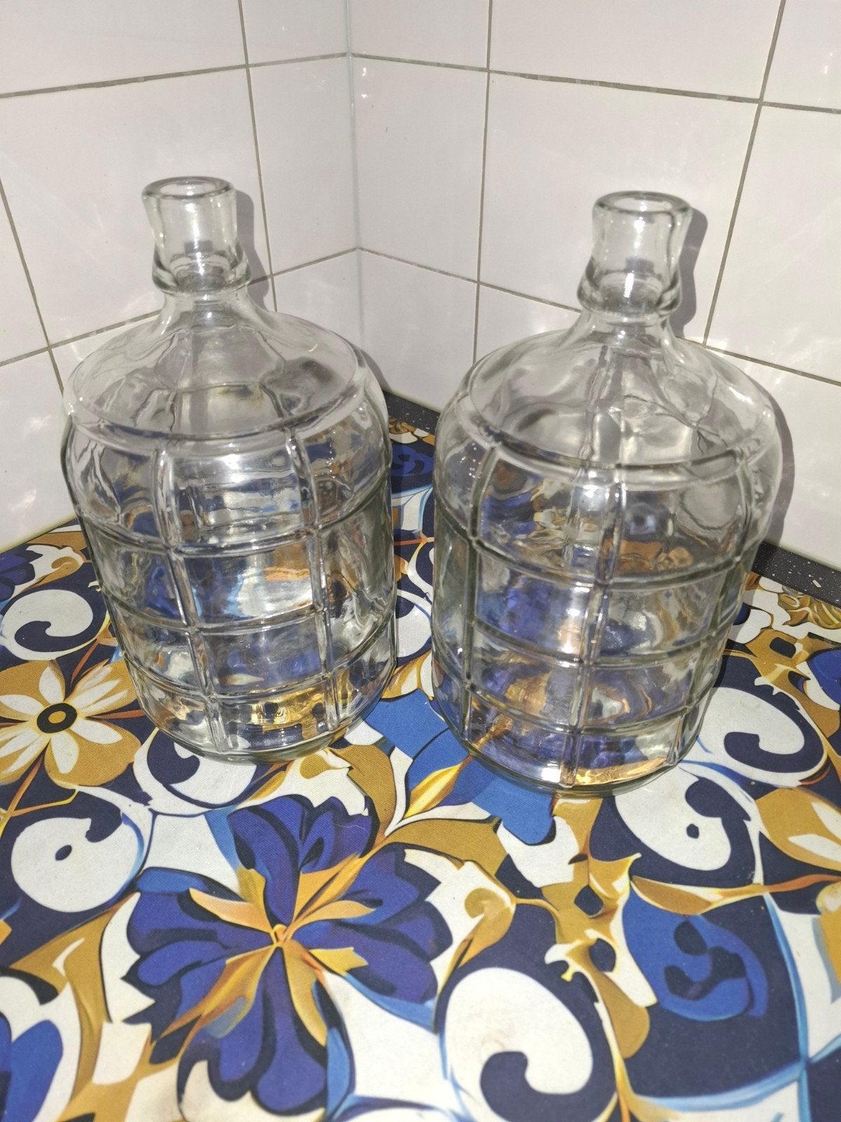 Twee glazen flessen voor bloemen of palm takken, Ophalen