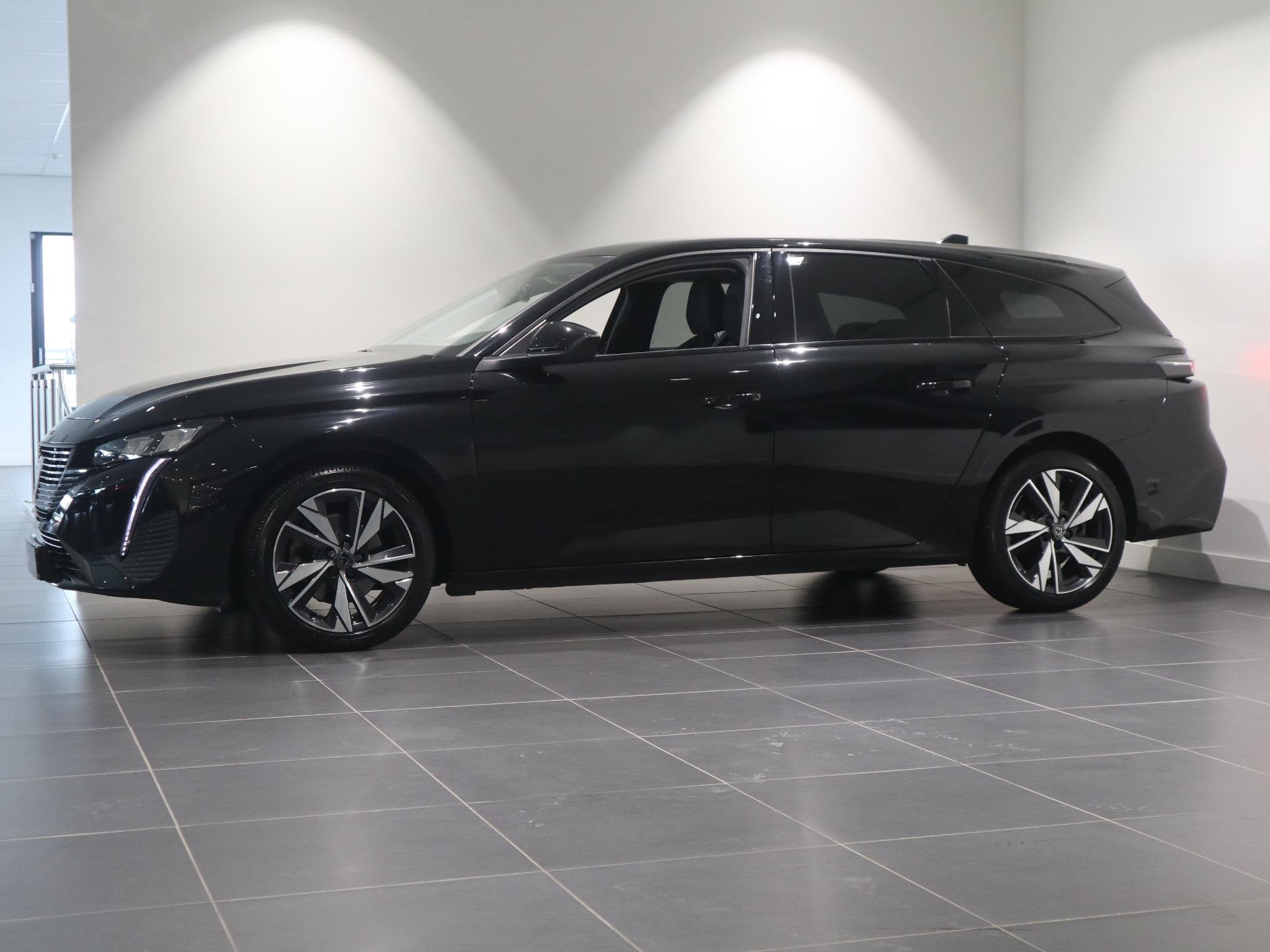 Peugeot 308 SW 130PK Allure | Navigatie | Camera | 1e PART., Voorwielaandrijving, 1199 cc, Leder en Stof, Zwart