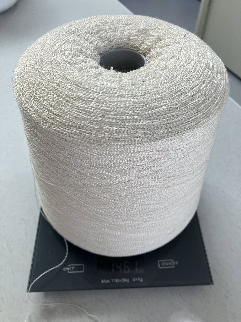 Wit getextureerd garen, bijna 1,5 kilo, op cone, Hobby en Vrije tijd, Ophalen of Verzenden, Nieuw, Breien of Haken, Wol of Garen