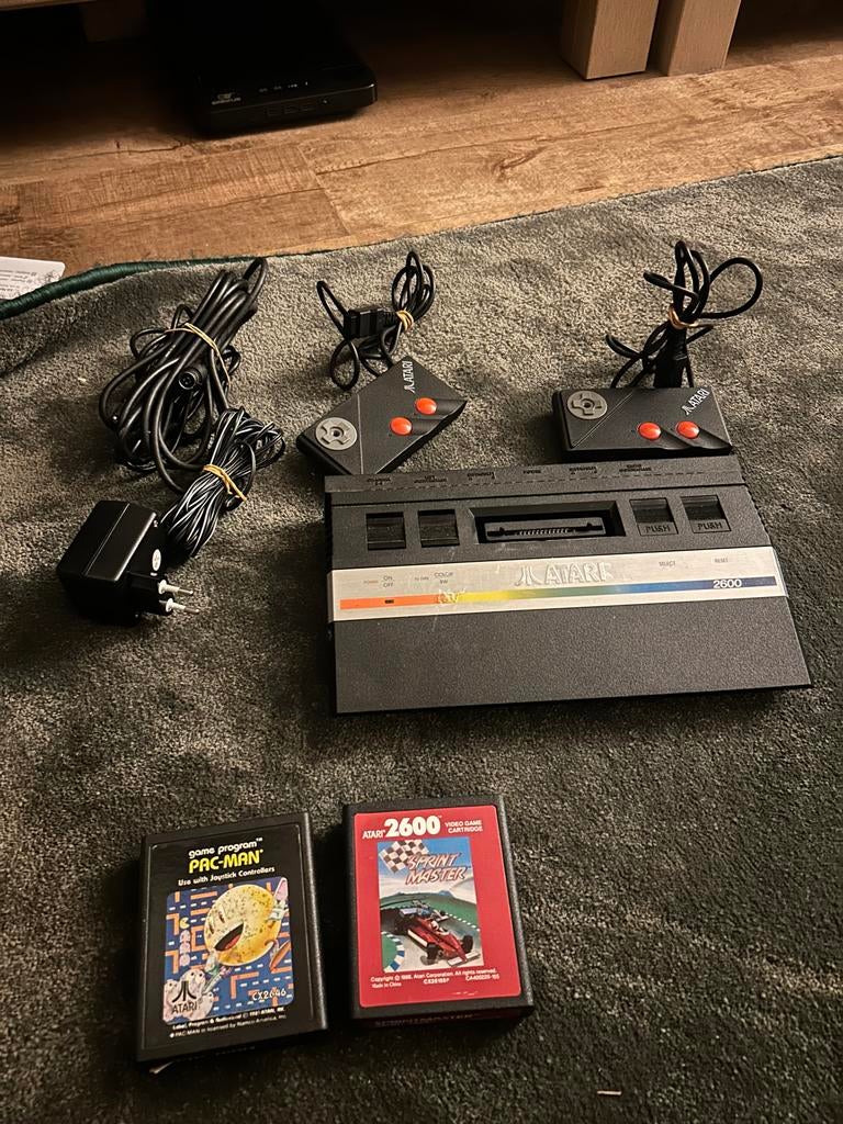 Atari 2600 met 2 controllers en 2 games, Spelcomputers en Games, Spelcomputers | Atari, Ophalen, Met 2 controllers, Atari 2600