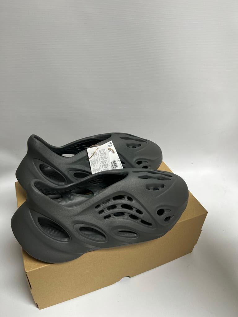 Adidas Yeezy Foam Runner Carbon - Maat 46 NIEUW, Kleding | Dames, Schoenen, Ophalen of Verzenden, Nieuw, Zwart, Sneakers of Gympen