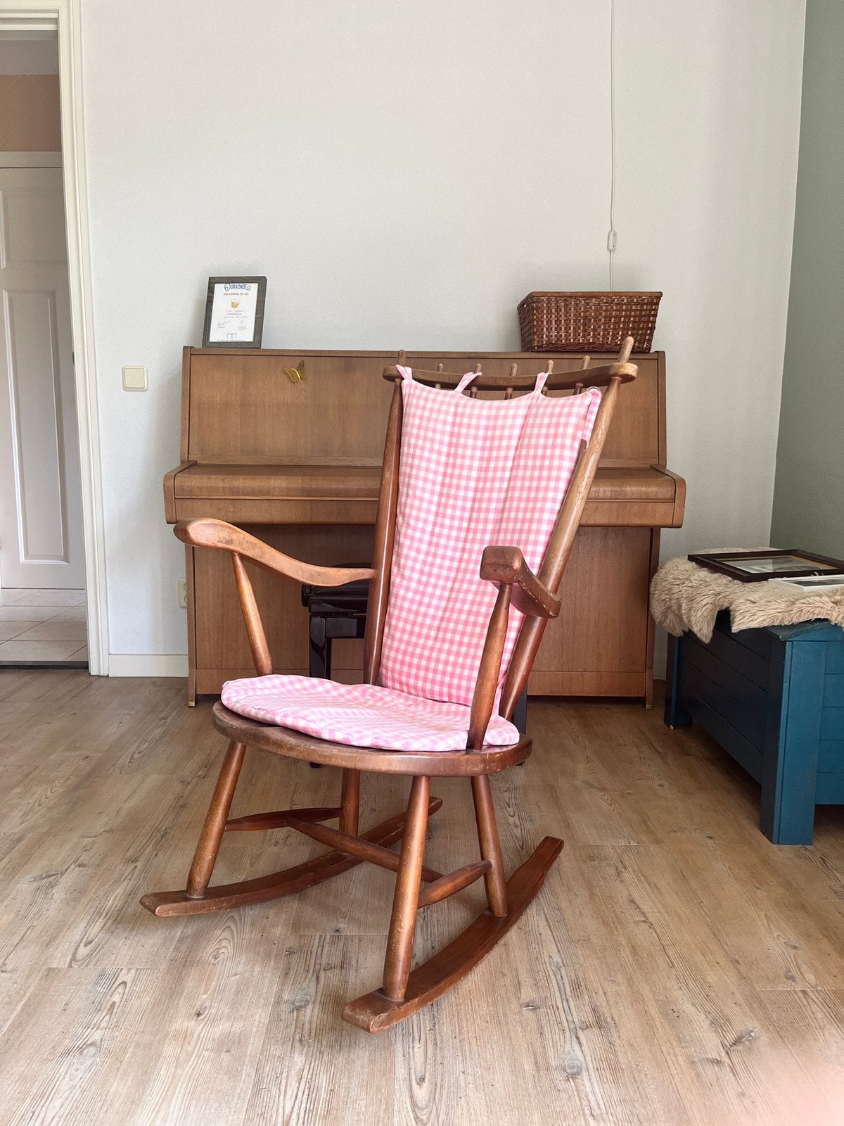Vintage houten schommelstoel met kussens, Ophalen