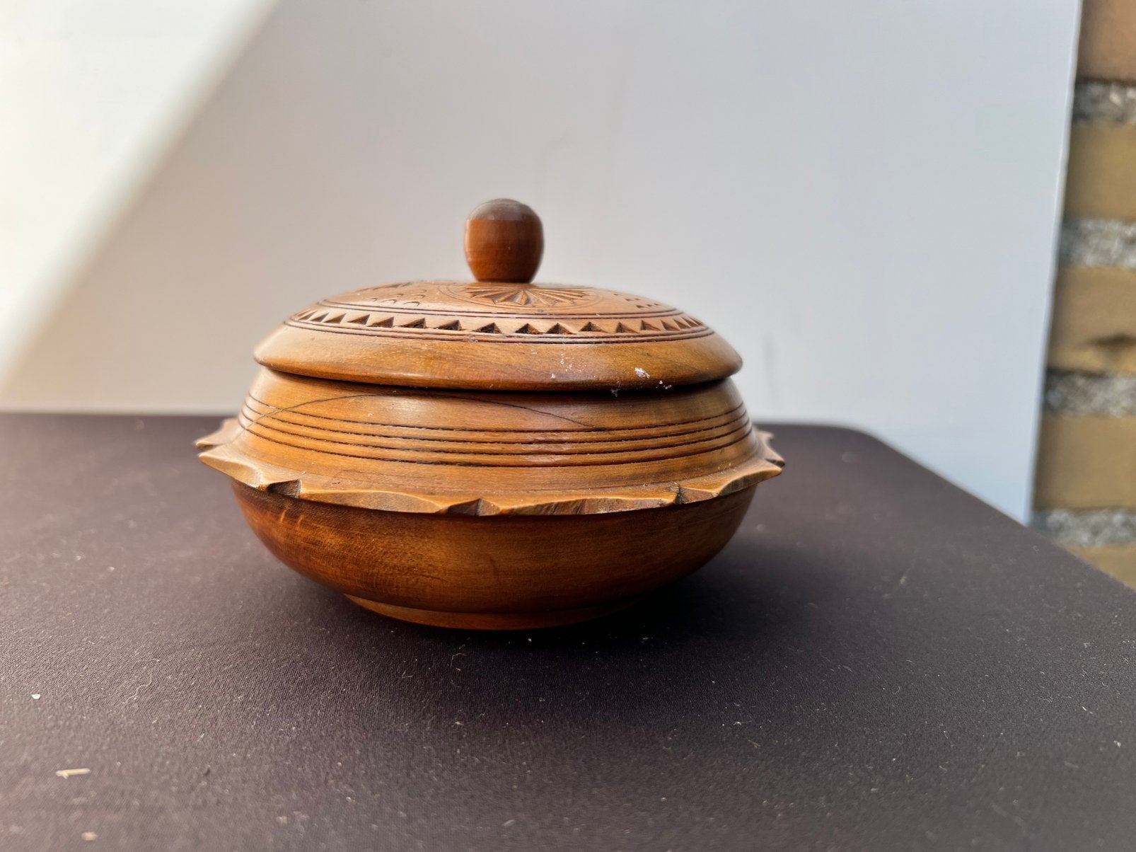 Te Koop Vintage Rond Houten Bakje Rond Handgesneden, Ophalen of Verzenden