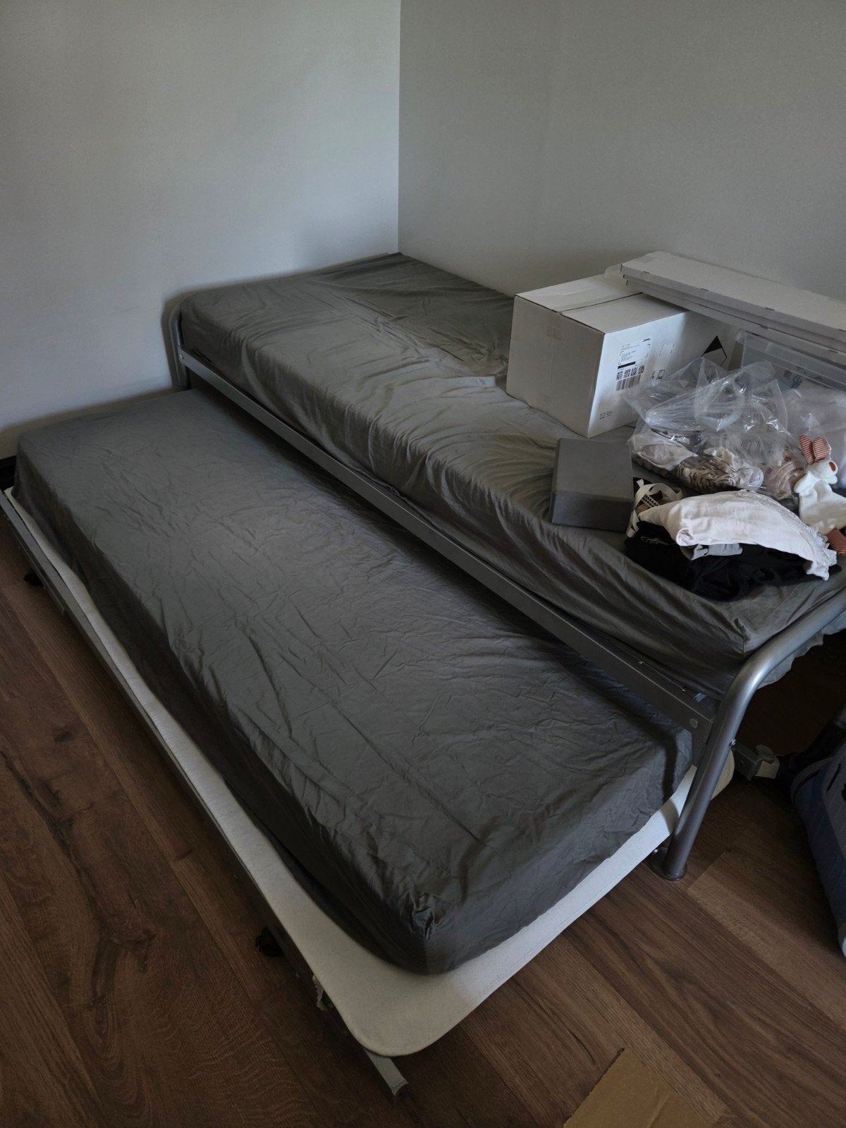 Uitschuifbaar bed met twee matrassen, Ophalen, Modern en functioneel, Gebruikt, 90 cm
