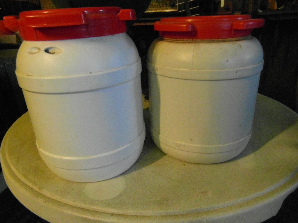2 Kleine plastic Vaatjes, Ophalen, Zo goed als nieuw