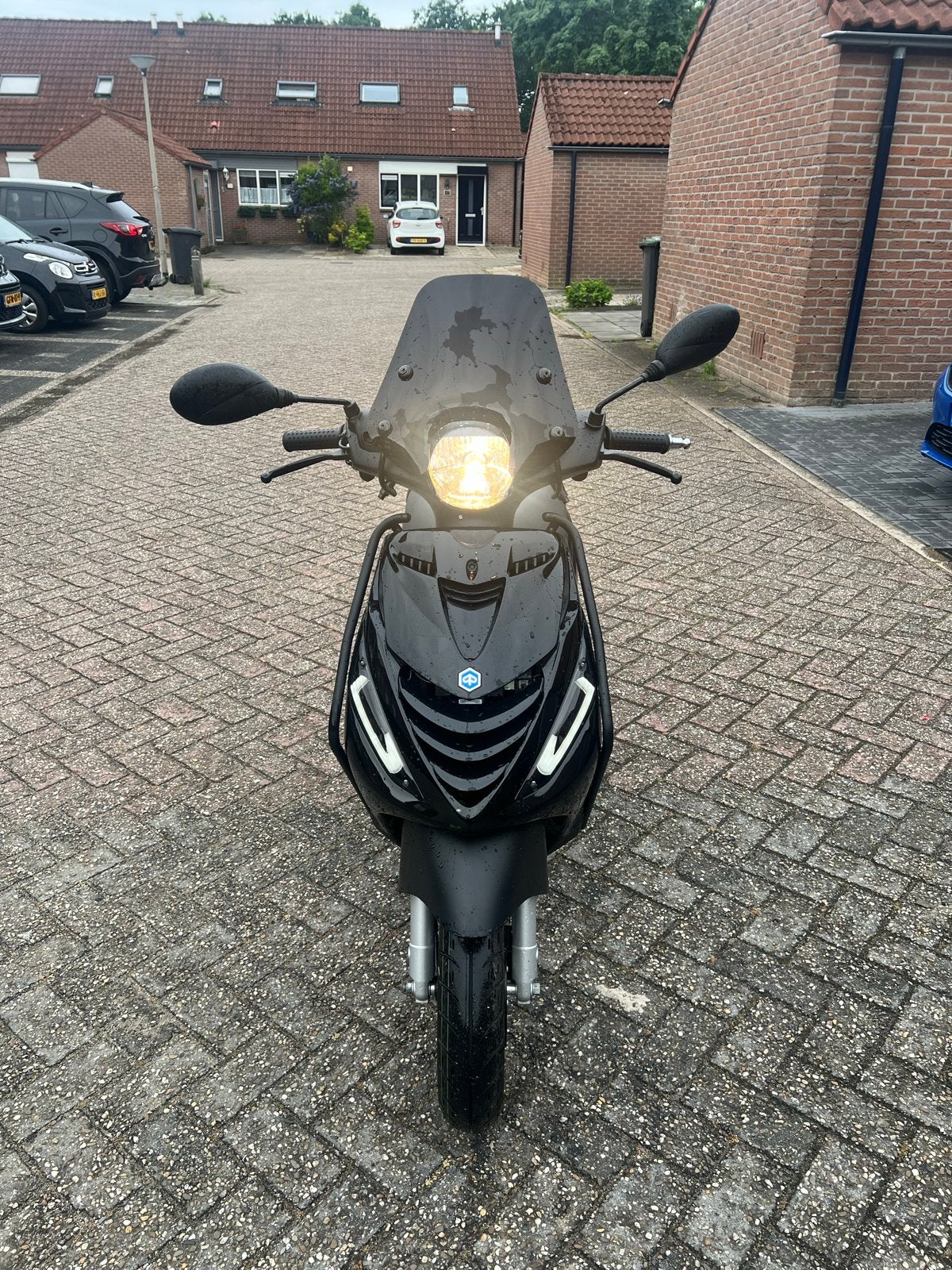 Piaggio Zip 2023 Glanszwart Full Option + Helm, Fietsen en Brommers, Scooters | Piaggio, Ophalen, Nieuw, Zip