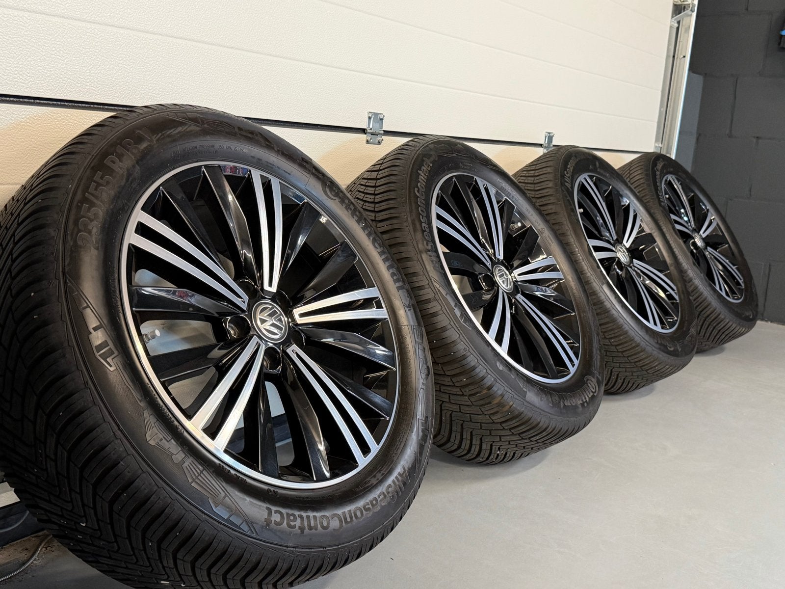 VW Tiguan 18 inch velgen met Continental Allseason banden, Ophalen, 18 inch, Gebruikt, Banden en Velgen