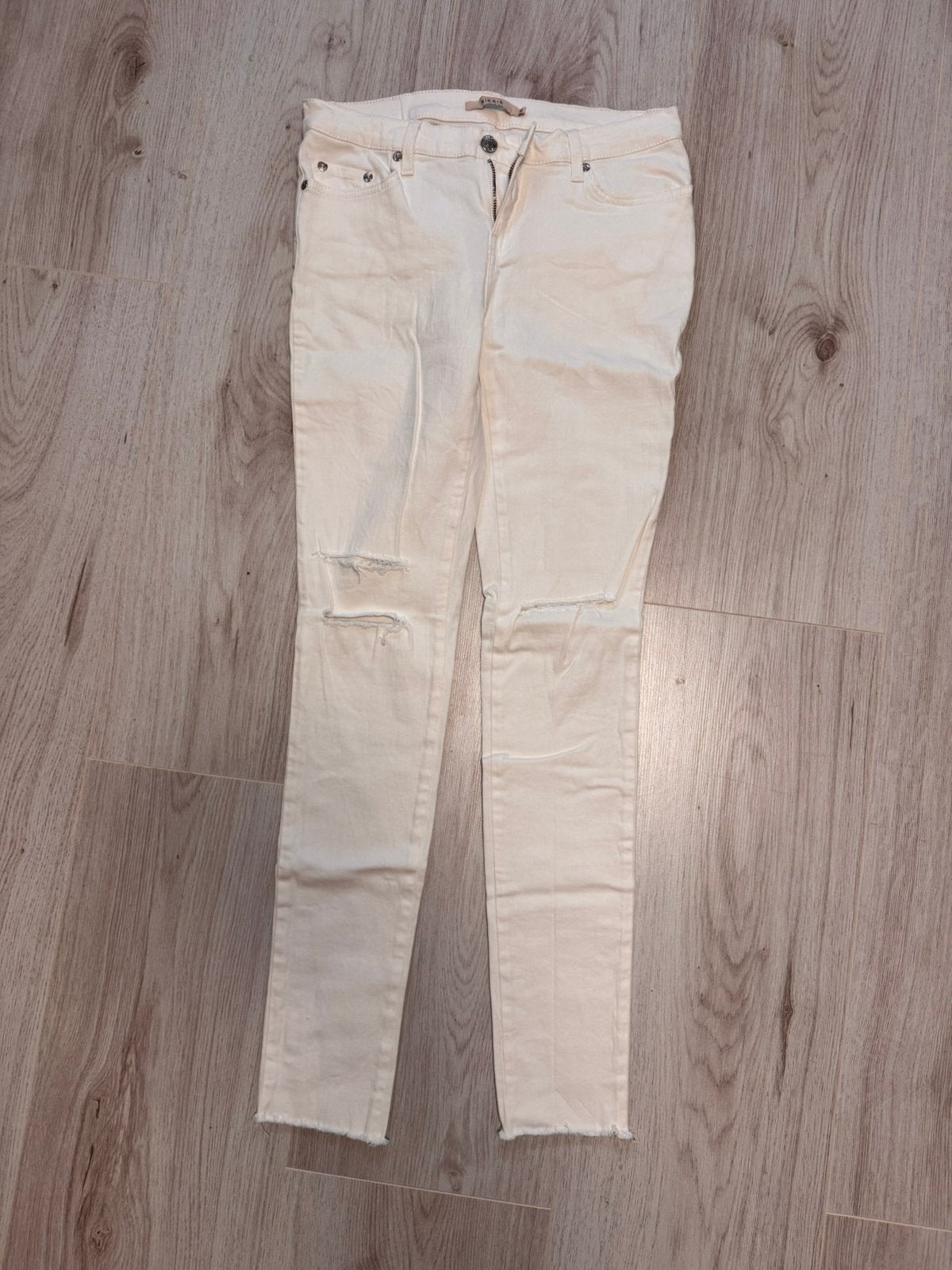 Nikkie witte spijkerbroek - maat 29, Kleding | Dames, Spijkerbroeken en Jeans, Ophalen of Verzenden, Zo goed als nieuw, Wit, W28 - W29 (confectie 36)