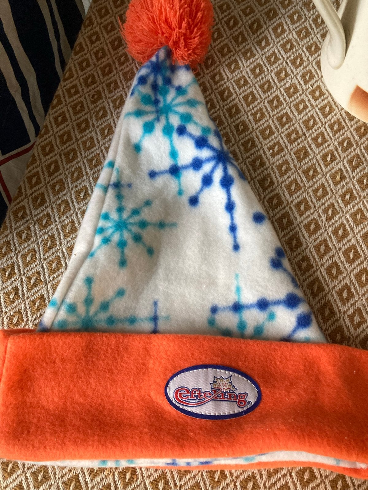 Efteling Muts - Wit met blauwe sneeuwvlokken en oranje rand, Ophalen of Verzenden, Zo goed als nieuw