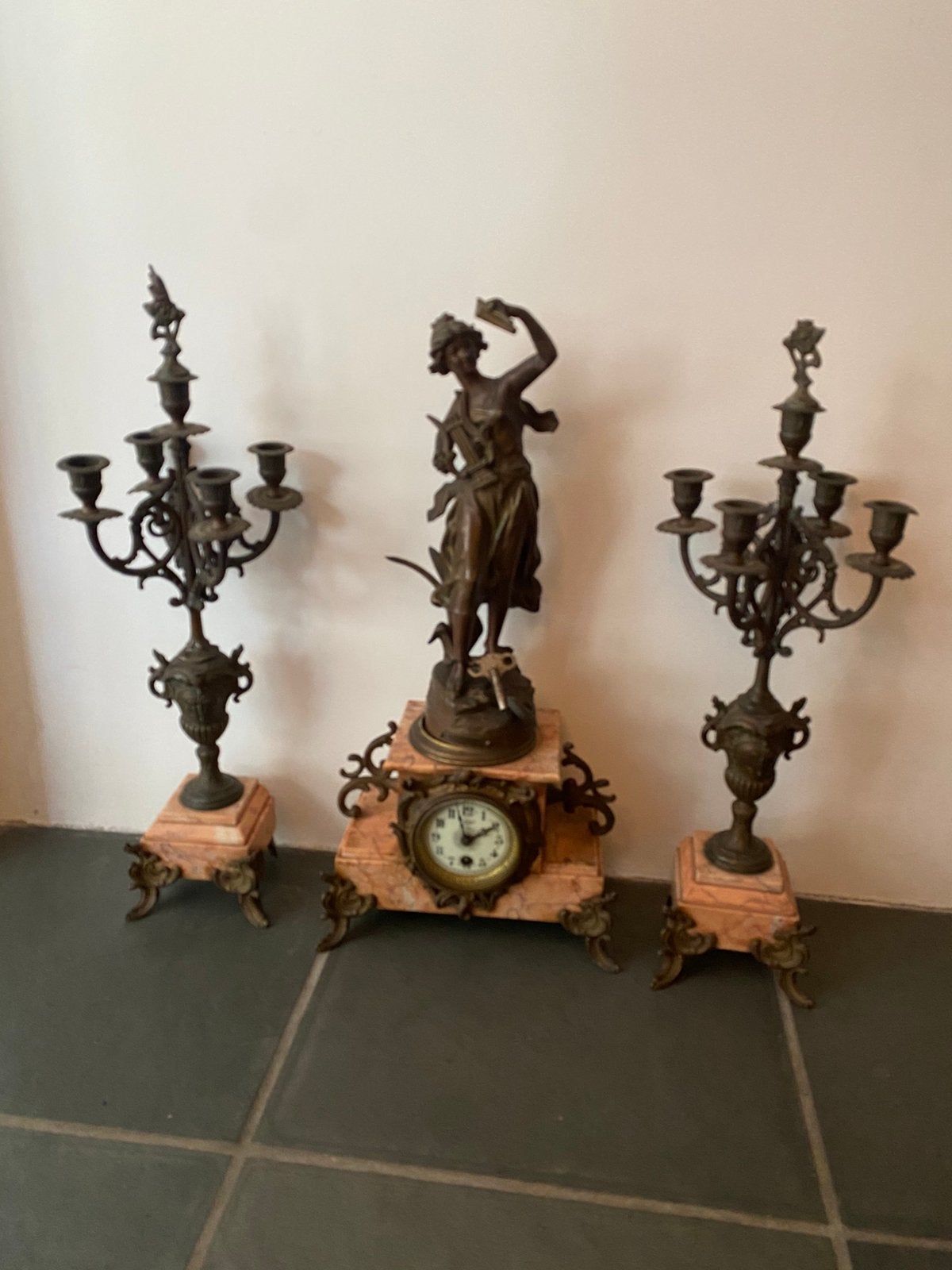Antiek pendule stel met marmer met kandelaars, Ophalen of Verzenden, Koper of Brons