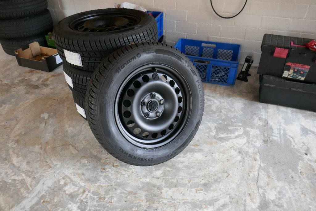 VW  stalen velgen met bijna nieuw winterbanden, Ophalen, Gebruikt, 16 inch, Band(en)