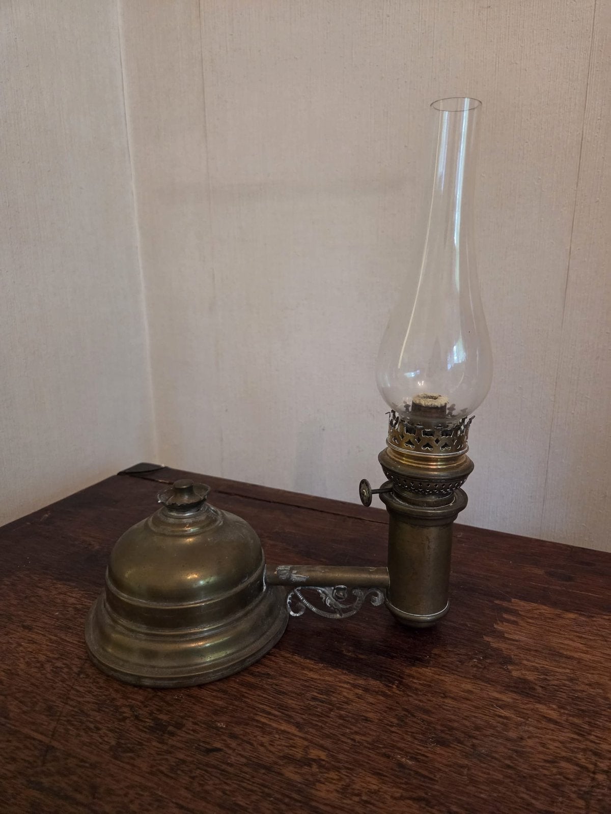Antieke koperen olielamp met glazen kap, Ophalen