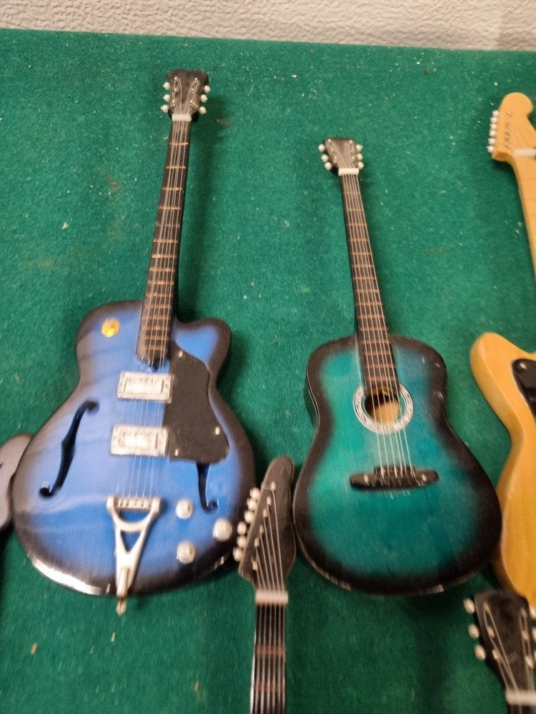 miniatuur gitaren 7 stuks, Ophalen of Verzenden, 'T Olde Gre-j, Info@toldegrej.nl, Endepoelstraat 20f Didam
