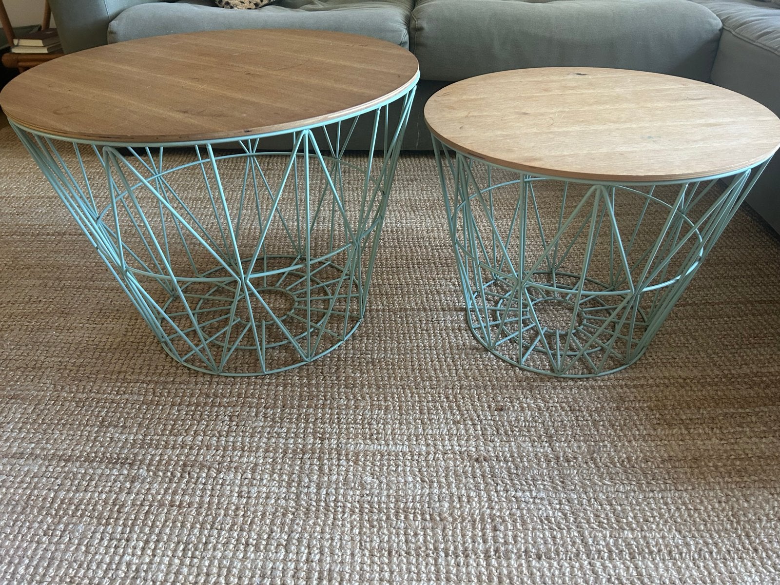 Ferm Living; 2 bijzettafels met metalen mand en houten blad, Huis en Inrichting, Ophalen, Minder dan 50 cm, Gebruikt, 50 tot 100 cm