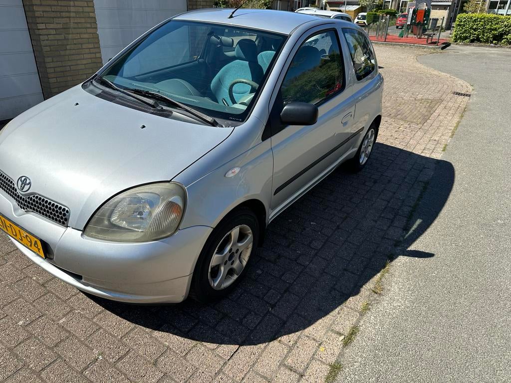 Toyota Yaris 1.0 16V Vvti 3DR 1999 Grijs - Onderhouds vrij, Auto's, Toyota, Particulier, Yaris, Benzine, Hatchback, Handgeschakeld