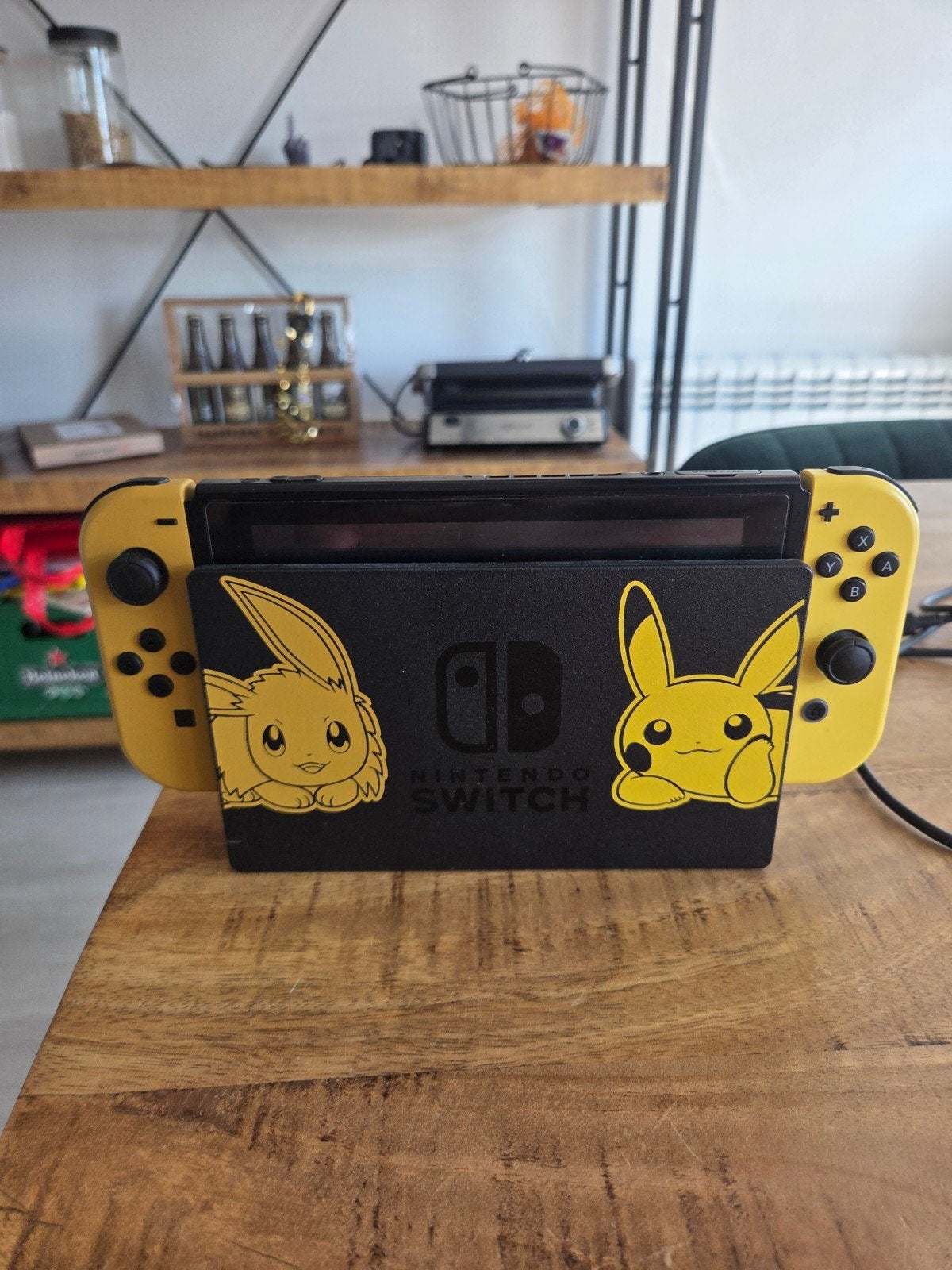 Nintendo Switch Pikachu & Eevee Edition, Ophalen, Zo goed als nieuw, Met 2 controllers, Switch Original